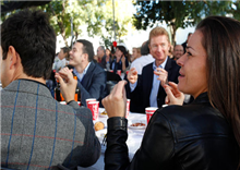 ១,២២១ នាក់ ប្រើម្រាមដៃធ្វើជាសម្លេង បំបែកឯតទគ្គកម្មពិភពលោក