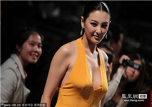 តារាស្រីនាងZhang Yuqi ពាក់សំលៀកបំពាក់រាងអក្សរV