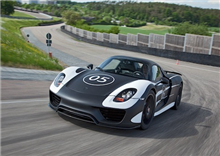 រូបថតPorsche 918 Spyder បើកនៅលើដងផ្លូវ