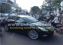 រថយន្តដឹកគ្រូ បរទេស បត់ចូលសាលា បុកម៉ូតូសង់កូរ៉េ របួសបាក់ជើង