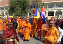 ក្រុមតវ៉ារឿងដីធ្លី ផ្ទុះកំហឹង វាយបំផ្លាញ របងនិងកញ្ចក់បិទរូបថត មុខសាលារាជធានី ភ្នំពេញ (មានវិដេអូ)