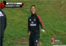 Robinho និង Balotelli សើចចំអកអោយម៉ូតសក់ថ្មីរបស់មិត្តរួមក្រុម Baoteng