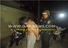 នគរបាល ខណ្ឌចំការមន ឃាត់ខ្លួនយុវជន ពីរនាក់ យកដុំថ្ម គប់កញ្ចក់ផ្ទះ ប្រជាពលរដ្ឋ ទាំងយប់