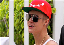 Justin Bieber ដេញមិត្តភក្តិកនភឿន ចេញពីផ្ទះដោយសារ បាត់របស់មានតំលៃ