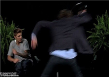 Justin Bieber ត្រូវពិធីករ ដោះខ្សែក្រវាត់វាយ នៅក្នុងកម្មវិធីផ្ទាល់តែម្តង (មានវីដេអូ)
