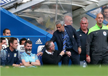 Jose Mourinho ទទួល​បាន​ការ​ព្រមាន​ យ៉ាងខ្លឹម​ ខណៈ​ពេល​សុំចាប់​ដៃ ត្រូវ​គេ​បដិ​សេធ