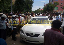 នគរបាល ចរាចរ បំភ្លឺករណី យុវជនម្នាក់ បើករថយន្ត បុករះ នៅខណ្ឌដូនពេញ