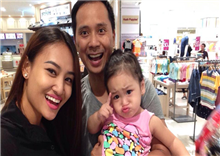 សារាយ សក្ខណា ស្វាមីជិះយន្តហោះ​ ពីអាម៉េរិកមករក​ ប្រពន្ធដល់​ស្រុកខ្មែរ