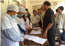 សម្តេចតេជោ ហ៊ុន សែន បញ្ជាឲ្យ ការពារសុវត្ថិភាព គ្រួសារគ្រូពេទ្យដែល ចំលងជំងឺ អេដស៍ ទៅអ្នកស្រុក