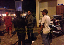 ហួសចិត្ដ៖ កំពុងអង្គុយ សាសងគ្នា ត្រូវជនសង្ស័យ ២នាក់ ប្លន់យកម៉ូតូ និង ទូរស័ព្ទដៃ បានយ៉ាងសុវត្តិភាព