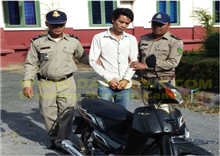 តុលាការ សម្រេចឃុំខ្លួន បុគ្គលិក គ្រឹះស្ថានហិរញ្ញវត្ថុ «AMK» រឿងបើកម៉ូតូបំបុក នគរបាល ចរាចរណ៍