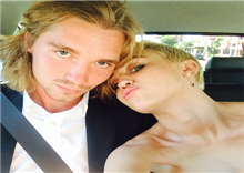 សង្សាររបស់  Miley Cyrus ជាមនុស្សគ្មានផ្ទះសំបែង ត្រូវបានប៉ូលីសកំពុងតាមចាប់ខ្លួន