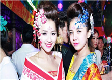 DJ សិច​ស៊ិច​២នាក់ បង្ហាញ​ស្ទីល៍​ថ្មី​ក្នុង​ឈុត​សម្លៀក​បំពាក់​បុរាណ​ ធ្វើ​ឲ្យ​កក្រើក​ក្លិប​រាំ