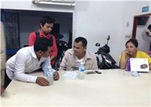 មន្រ្តីនគរបាលស័ក្ក២ម្នាក់ យកកាំភ្លើងខ្លីភ្ជង់ និងចាប់បោក ទាត់ធាក់ស្ត្រី ពោះធំ៧ខែម្នាក់