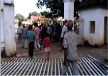 ពលរដ្ឋប្រមាណ ១៥០នាក់ កម្ទេចទ្វារ និងសំរុកចូលបរិវេណ តុលាការខេត្តរតនគិរី ដើម្បីរកតំណាង៣នាក់