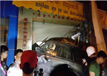 រថយន្ត Rangrover បុកចូលផ្ទះ ប្រជាពលរដ្ឋ ទាំងយប់ សំណាងគ្មាន អ្នករងរបួស