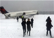 ជោគវាសនា អ្នកដំណើរ ១២៧ នាក់ទៅជាយ៉ាងណា ក្រោយយន្តហោះលេចធ្លាយប្រេង រួចបើករអិលធ្លាក់ផ្លូវលយក្បាលទៅសមុទ្រ