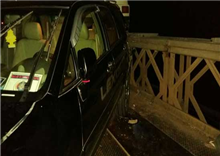 អ្នកបើករថយន្តកូរ៉េ ដឹកឈើ បុក​ Lexus មេរង អ.ហ រួចហើយលោតចូលទឹក ក្រោមស្ពានបាត់