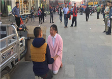 មហិមា ! នារីម្នាក់ សុខចិត្តលះបង់ខ្លួនប្រាណ អោយបុរសគ្រប់គ្នាអោប ជាថ្នូរប្រាក់ យកទៅសង្គ្រោះមិត្តប្រុស