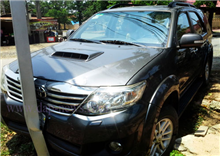 រថយន្តទំនើប បើកលឿន ហោះទៅបុក ជាប់បង្គោល ស្លាកប៉ាណូ ខាងកើត ជាប់របងពន្ធនាគារ