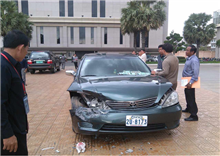 កុំថាឡើយនៅ តាមផ្លូវសាធារណៈ សូម្បី ក្នុងបរិវេណវិមាន រាជរដ្ឋាភិបាល ក៏កើតគ្រោះថ្នាក់ ចរាចរណ៍ដែរ