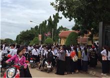 គ្រូនិងសិស្ស វិទ្យាល័យសម្ដេចឪ ប្រមាណជា ២០០នាក់ ផ្ទុះកូដកម្ម នឹងផ្សារធំមានជ័យ រំលោភដីផ្លូវ