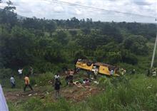 ក្រឡាប់រថយន្តក្រុង ធ្លាក់ពីលើភ្នំដងរ៉ែក ស្លាប់១០នាក់ របួសជាច្រើននាក់