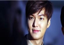 កំពូលតារាសម្ដែង Lee Min Ho ត្រូវ​អ្នក​គាំ​ទ្រព័ទ្ធ​ជុំ​ជិត ស្នើ​សុំ​អន្តរាគមន៍​ពី​ប៉ូលិស