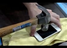 កំទេច iPhone 4 ៣០ គ្រឿង ដោយញញួរ ៖ តើគួរស្ដាយដែរទេ?