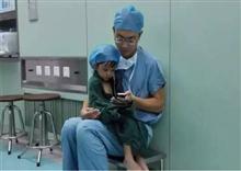 ៣​ សន្លឹក វេជ្ជបណ្ឌិត វ័យក្មេង លួងលោម កុមារីតូច មុនវះកាត់ បេះដូង សាទរ និងល្បីខ្លាំង បណ្តាញសង្គម