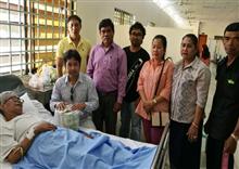 ព្រឹទ្ធា​ចារ្យ​ល្ខោន​បា​សាក់ លោក​តា អ៊ុំ សាមិត្ត ​កំ​ពុង​ឈឺ​ធ្ងន់ ពេលនេះ សុះ ម៉ាច ចុះសួរសុខទុក្ខ