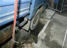 អ្នកបើករថយន្តកូរ៉េមួយគ្រឿង បើកបុកចូលផ្ទះលក់ឥវ៉ាន់​ចាប់ហួយ របួសស្រ្តី​ពោះ​ធំម្នាក់