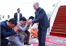 ព្រះមហាក្សត្រ យាងដល់​ខេត្តសៀមរាប​ហើយ ដើម្បីធ្វើជាព្រះ​រាជអធិបតី​ដ៏ខ្ពង់ខ្ពស់ ក្នុងព្រះរាជ​ពិធី បុណ្យ