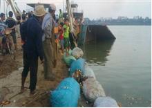 ប្រជាពលរដ្ឋរិះគន់ចំៗ លើម្ចាស់ដចម្លង ឆ្លូង-កំពង់គរ នាំឲ្យធ្វេសប្រហែស បណ្ដាលឲ្យរថយន្តធ្លាក់ចូលទឹកទន្លេ