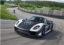 រូបថតPorsche 918 Spyder បើកនៅលើដងផ្លូវ