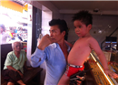 ក្មេងប្រុស អាយុ ៥ឆ្នាំ ចុចតេឡេ ជាប់ ក្នុងទូដែក ឪពុក-ម្ដាយ ភ័យព្រលឹងចុងសក់ ទម្រាំជួយសង្គ្រោះបាន