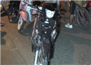 នារី​ក្លាហាន ជិះម៉ូតូ​ដេញ​ចាប់ចោរ ជ្រុល​បុកចំ​រថយន្ត​ហ៊ីយ៉ានដាយ បោក​ក្បាល​រងរបួស​ធ្ងន់ធ្ងរ