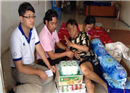 សុះ ម៉ាច និងក្រុមយុវជន​ហ្វេសប៊ុក នាំយកអំណោយ​ជូនដល់ លោកតា ផ្លុង មឿក និងសិស្សក្រីក្រ