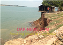 ស្រុតផ្ទះចូលទន្លេ ស្លាប់៣នាក់ រងរបួស៣នាក់ និងបំផ្លាញផ្ទះ២ខ្នង