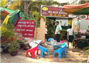 ស្ទាវចេញ ពីសាលា ពាក់វ៉ែនតា បង្ហោះម៉ូតូ បុកអ្នកញ៉ាំអាហារ បែកថូផ្កា ហៅម៉ាក់ ប៉ា មកសម្រួល