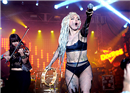 Lady Gaga ត្រូវបានគេ ក្អួតដាក់លើឆាកហើយ បន្តសំដែងទាំង មិនសំអាតចេញ រហូតដល់ចប់ (មានវីដេអូ)