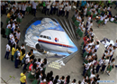 ផ្អើលនាំគ្នា​ មើលគំនូរ 3D ស្តីពី យន្តហោះ ម៉ាឡេស៊ី MH370 ដែលបានបាត់ខ្លួន (មានប្រជុំរូបភាព)