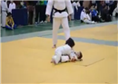 ទស្សនាវីដេអូ ក្មេងស្រី ២ នាក់ប្រកួត Judo ដ៏គួរអោយស្រឡាញ់ (មានវីដេអូ)
