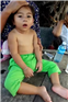 កុមារីអាយុ ៣ឆ្នាំម្នាក់ ត្រូវម្ដាយវាយ ធ្វើបាប តាំងពីកើត បណ្ដាលឱ្យ បាក់ឆ្អឹងខ្នង ខូចភ្នែក និងនិយាយមិន
