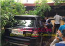 ស្រ្តីវ័យ ចំណាស់ម្នាក់ បើករថយន្ត ឡង់រ៉ូវែ បុករបង ទីបញ្ជាការដ្ឋាន អាវុធហត្ថលើ ផ្ទៃប្រទេស ទាំងព្រឹក