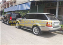 រថយន្ត Range Rover ពណ៌ស ថយប៉ះ Land Rover ពណ៌ខ្មៅ មិនព្រមសង ហើយទូរស័ព្ទ រកខ្សែអន្តរាគមន៍