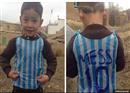 នេះ បានគេហៅថា អ្នកគាំទ្រពិតប្រាកដមែន, កុមារាម្នាក់ ច្រកថង់ប្លាស្ទិកជាអាវ សរសេរឈ្មោះ Messi
