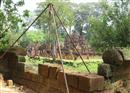 ខ្លោងទ្វារទី៣ ផ្លូវចូលខាងកើតនៃប្រាសាទបន្ទាយស្រី កំពុងជួសជុលឡើងវិញ ដោយក្រុមជំនាញនៃអាជ្ញាធរជាតិអប្សរា