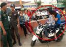 ក្មេងស្រីស្ទាវ២ក្រុមជិះម៉ូតូដេញវាយ​គ្នា​ ផ្អើល​ប្រជាពលរដ្ឋ​ក្នុង​ក្រុងសិរីសោ​ភ័ណ នគរបាលឃាត់​ខ្លួនមួយ