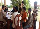 ទាំងចាស់ទាំងក្មេងម៉ង! ប្រមូលគ្នារួចហើយ មិនទាន់បានដឹងស្អីផង ជាប់ខ្នោះបាត់!